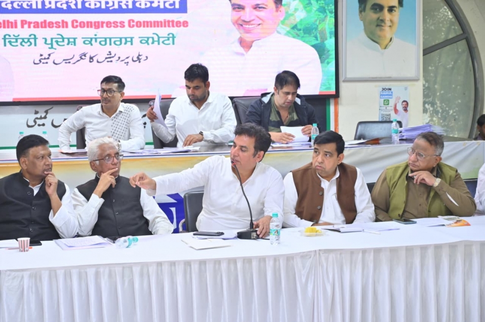 कांग्रेस पार्टी के 12 वार्डों के सभी उम्मीदवार, विधानसभा इंचार्ज, आर्ब्जवर, सोशल मीडिया के प्रतिनिधियों और कंट्रोल रूम के साथ  चुनावी रणनीति तैयार की ।